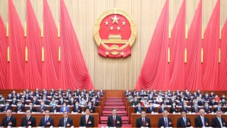 兩會|十四屆全國人大一次會議在京開幕 習近平等在主席臺就座